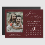 Convite Magnético Foto Do Script Elegante Vermelho Moderno Salva A D<br><div class="desc">Placa magnética do Script Elegante Vermelho Moderno ‘Salvar a Data’ com Calendário Personalizado com uma bela Foto. Diga à sua família, amigos e colegas que marcou uma data para a celebração do seu casamento com esta carta elegante. Para mover o marcador Ring > clicar em azul ‘Personalizar’ > clicar em...</div>