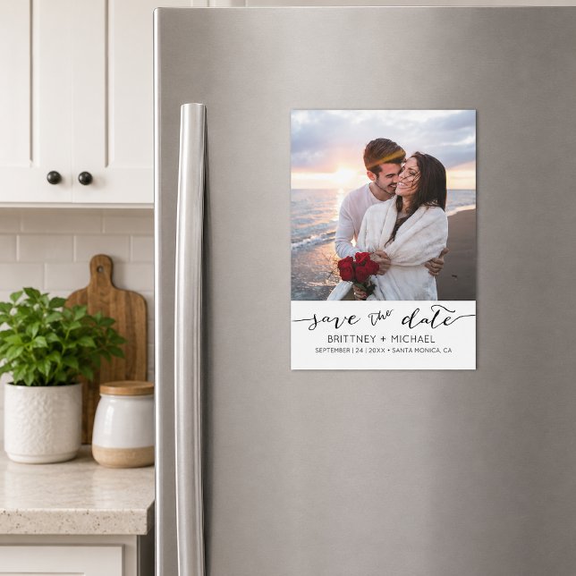 Convite Magnético Foto manuscrita para salvar a data (Timeless save the date magnet featuring elegant handwritten script typography and white bottom.)