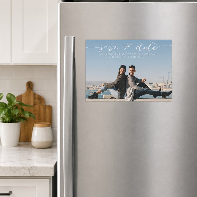 Convite Magnético Foto manuscrita Salve a data (Modern save the date magnet featuring elegant handwritten script and a fully customizable design.)