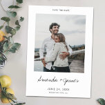 Convite Magnético Foto personalizada simples e moderna Salve a data<br><div class="desc">Este simples casamento personalizado de fotos salvas a modelo do cartão magnético de data apresenta seus nomes em um roteiro de escrita direta sob sua foto. Você pode optar por alterar a fonte, a pontuação ou a cor usada para vários elementos de texto deste design. Por exemplo, você pode optar...</div>