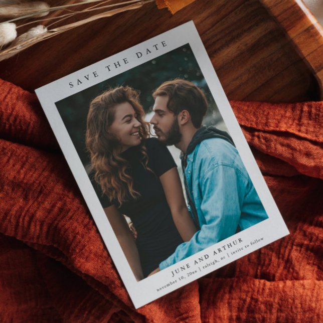 Convite Magnético Foto simples Casamento Salvar a Data (Simple black and white wedding photo save the date magnetic invitation.)