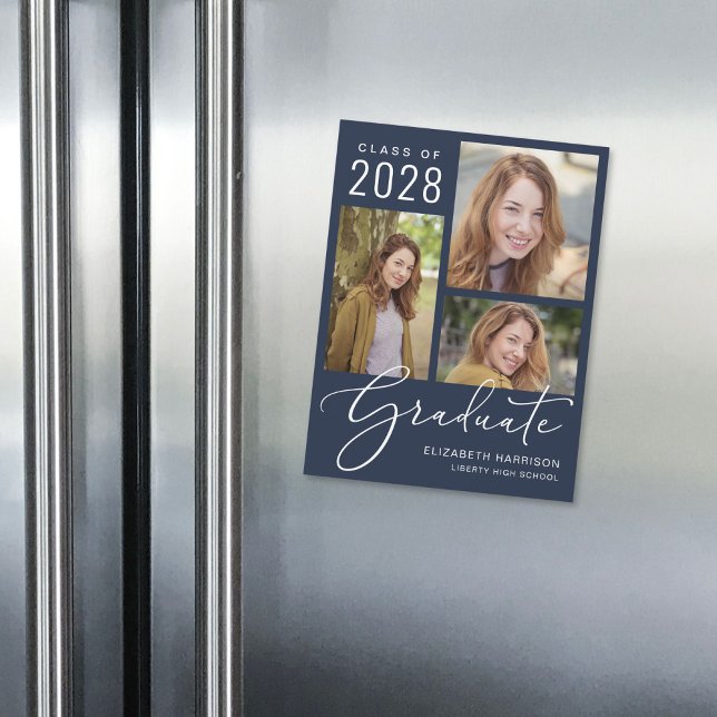Convite Magnético Graduação Azul de Foto de Script Elegante (An elegant photo collage magnetic graduation announcement to celebrate the graduate's achievements)