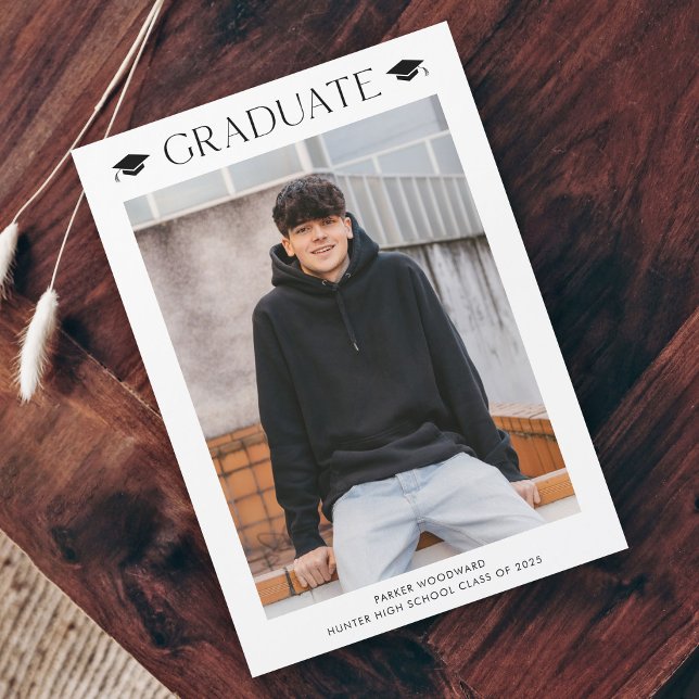 Convite Magnético Graduação de Fotos Simples (Simple black and white cap photo graduation announcement magnetic card.)