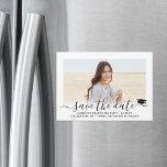 Convite Magnético Graduação Salva o Script Elegante de Foto Data 1<br><div class="desc">Compartilhe as notícias alegres da sua próxima festa de formatura, assim como uma imagem favorita com estes simples minimalistas modernos, salvem os convites magnéticos de data. O texto é simples de personalizar para incluir o nome do formando, o ano da classe, a escola e outros detalhes do evento. (DICA DE...</div>