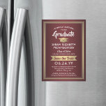 Convite Magnético Graduação Salve a Data Borgonha Vermelha Dourada B<br><div class="desc">Compartilhe as notícias alegres da sua festa de formatura com esta elegante folha de ouro vermelho-burgundy, branco e falso, para salvar os convites magnéticos de data. Todo texto é simples de personalizar. As costas magnéticas facilitam a exibição da família e dos amigos. Design apresenta um fundo de marrom, folha metálica...</div>