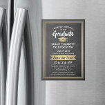 Convite Magnético Graduação Salve a Data do Quadro Preto e Dourado<br><div class="desc">Compartilhe as notícias alegres da sua próxima festa de formatura com estas folhas elegantes, pretas, brancas e falsas, chalkboard & gold, para salvar os convites magnéticos de data. Todo texto é simples de personalizar. As costas magnéticas facilitam a exibição da família e dos amigos. Design apresenta folha metálica falsa dourada,...</div>