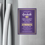 Convite Magnético Graduação Salve a Data Elegante Púrpura Branco Dou<br><div class="desc">Compartilhe as notícias alegres da sua próxima festa de formatura com estas folhas elegantes de ouro roxo, branco e sujo, salvando os convites magnéticos de data. Todo texto é simples de personalizar. As costas magnéticas facilitam a exibição da família e dos amigos. Design apresenta folha metálica falsa dourada, caligrafia de...</div>