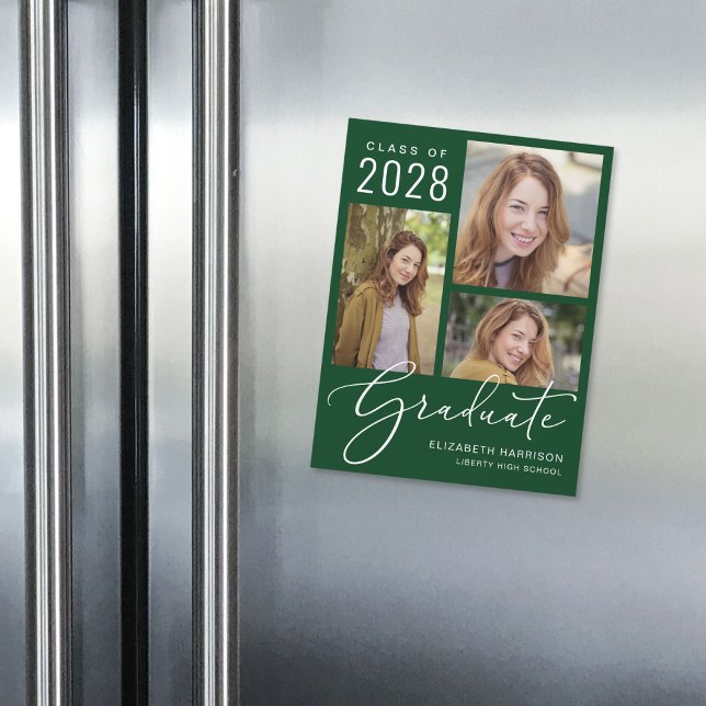 Convite Magnético Graduação Verde de Foto de Script Elegante (An elegant photo collage magnetic graduation announcement to celebrate the graduate's achievements)