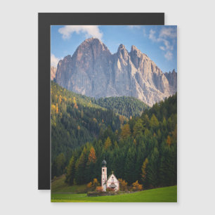 Convite Magnético Igreja em frente às montanhas Dolomitas na Itáli