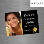 Convite Magnético Imã salve a data branca preta<br><div class="desc">Uma foto Salve o cartão magnético de data para uma festa de formatura. Na frente: adicione sua própria foto vertical do formando. Um fundo preto chic, texto branco. Modelos para um nome e data. O nome e o texto: Salvar a Data são escritos com um script de estilo moderno com...</div>