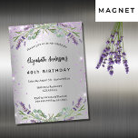 Convite Magnético Lavanda de aniversário, luxo de eucalipto prateado<br><div class="desc">Um fundo de aparência pura prateada com brilho violeta,  faíscas,  flores de lavanda,  flores e verde de eucalipto. Personalize e adicione seu nome e os detalhes da festa.</div>