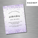 Convite Magnético Lavanda violeta de aniversário brilha guião luxo<br><div class="desc">Para uma elegante festa de aniversário 40th (ou qualquer idade). Um plano de fundo branco e violeta. Decorado com brilho violeta,  faíscas. Personalize e adicione um nome e detalhes da parte. O nome é escrito com um script de estilo manuscrito</div>