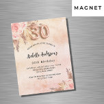 Convite Magnético luxo aniversário de 30 anos pampas de rosa de gram<br><div class="desc">Um fundo rosa dourado,  cor-de-rosa-rosado com gradiente rústico. Decorados com ouro rosa e flores,  rosas,  grama-pampas. Personalize e adicione um nome e detalhes da parte. O número 30 é gravado com uma fonte no estilo do balão.</div>
