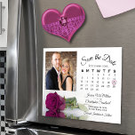Convite Magnético Magnet de Data de Salvamento de Foto do Calendário<br><div class="desc">Estes belos cartões magnéticos são a forma perfeita de deixar a sua família e amigos saberem salvar a data do seu próximo casamento. A design romântica apresenta uma ameixa magenta enrolada ou rosa púrpura de cassis, de solteiro longo, deitada de lado, refletindo ou espelhada numa piscina de água com a...</div>