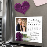 Convite Magnético Magnet de Data de Salvamento de Rosa Roxo e Foto d<br><div class="desc">Estes belos cartões magnéticos são a forma perfeita de deixar a sua família e amigos saberem salvar a data do seu próximo casamento. A design romântica apresenta um solteiro roxo de ameixa profundo ou rosa de berinjela que se encontra ao seu lado refletindo ou espelhando em uma piscina d'água com...</div>
