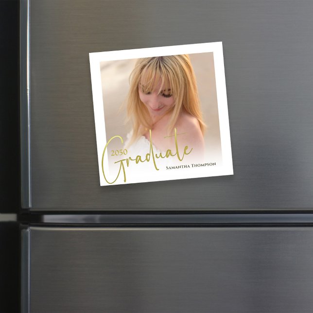 Convite Magnético Magnética de Fotografias de Script Dourado Minimal (Graduation photo template. )