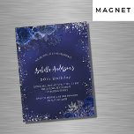 Convite Magnético Marinho de aniversário flores azuis prateadas bril<br><div class="desc">Um fundo azul marinho,  decorado com falso brilho prateado,  faíscas e flores azuis. A cor azul é irregular. Personalize e adicione um nome e detalhes da parte.</div>