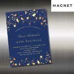 Convite Magnético marinho, festa de aniversário, estrelas de ouro, l<br><div class="desc">Um imã de convite de aniversário 40º (ou qualquer idade) para ele e para ela. Um fundo azul marinho decorado com estrelas douradas falsas. Personalize e adicione um nome e detalhes da parte.</div>