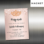 Convite Magnético Mascarada rosa de dourada, doce 16 luxo<br><div class="desc">Para um Mascarada elegante,  para um doce 16,  16 anos. Um fundo de gradação de ouro de rosa cinza. Decorado com poeira falsa e uma máscara de mascarada do ouro. Personalize e adicione um nome e detalhes da parte. O nome é escrito com um script de estilo manuscrito</div>