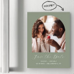 Convite Magnético Mensagem de Arch de Foto do Boho Mínima Verde Salv<br><div class="desc">Este livro simples e minimalista Save the Date magnético apresenta uma fotografia em forma de arco acima das palavras "Save the Date" em elegante guião branco,  seguido pelos nomes dos casais,  pela data do casamento e pela cidade em sans serif num fundo verde sage.</div>