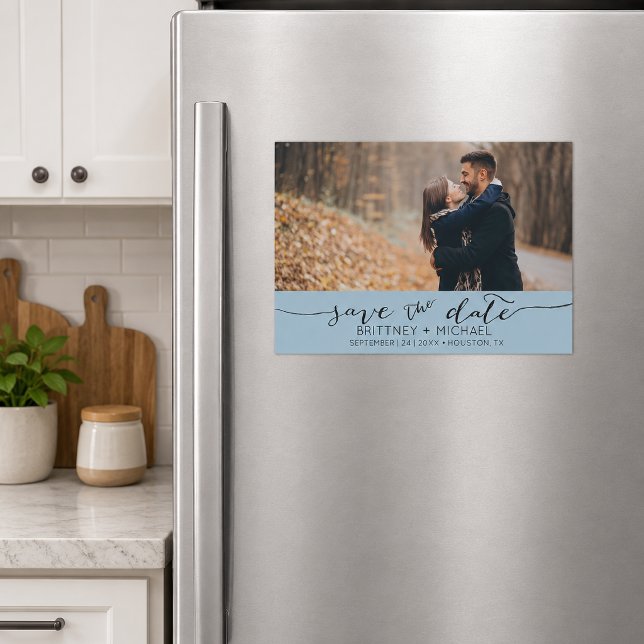 Convite Magnético Poeira Azul Salve a Data Manuscrita (Elegant dusty blue save the date magnet featuring modern handwritten script)