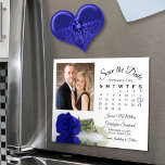 Convite Magnético Rosa Azul Real Calendário e Imagem de Data de Salv<br><div class="desc">Estes belos cartões magnéticos são a forma perfeita de deixar a sua família e amigos saberem salvar a data do seu próximo casamento. A design romântica apresenta um solteiro longo e vívido, azul real ou rosa de cobalto gravado em seu lado, refletindo ou espelhado em uma piscina d'água com sua...</div>