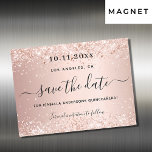 Convite Magnético Rosa de Quinceanera, imã salve a data de pincel de<br><div class="desc">Um cartão magnético Save the Date para uma Quinceañera,  15 festa de aniversário. Um fundo rosa de ouro decorado com falso brilho,  faíscas. Personalize e adicione uma data e nome/idade. O texto: Salvar a Data é gravado com um script de estilo com letra de tendência grande com alternâncias.</div>