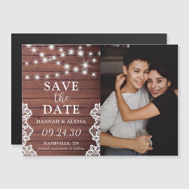 Convite Magnético Rustic Lights LGBTQ Photo Save the Date Card (Frente/Verso)