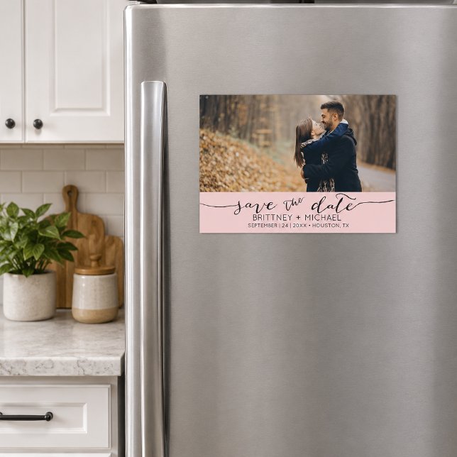 Convite Magnético Salvar a data da foto rosa avermelhado (Romantic blush pink save the date magnet featuring elegant handwritten typography)