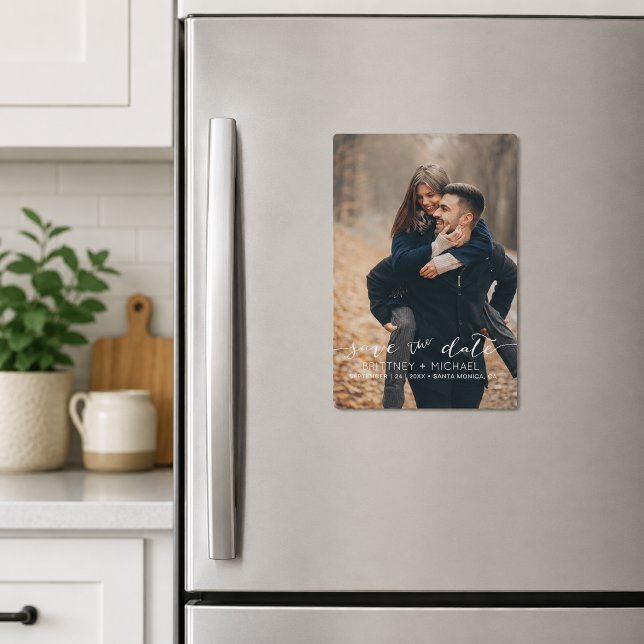 Convite Magnético Salvar data de casamento com foto completa moderna (Modern save the date magnet featuring elegant handwritten script typography over a full photo layout)