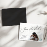 Convite Magnético Script Mínimo Horizontal Mínimo Whimsical Salvar a<br><div class="desc">Este guião minimalista e caprichoso, horizontal, salvo a data em que o convite magnético é perfeito para o seu clássico casamento simples preto e branco, mínimo e moderno. A design apresenta uma caligrafia elegante, delicada e romântica escrita à mão com tipografia formal do chique. O olhar vai correr bem em...</div>