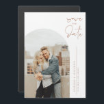 Convite Magnético Terracotta Minimalista Caligrafia Salva a Data<br><div class="desc">Anuncie sua data de casamento a família e amigos com esta imã salve a data personalizável. Ele apresenta caligrafia minimalista e formato de foto arquivado. Personalize esta imã salve a data minimalista adicionando sua foto e detalhes do casamento. Adicione facilmente sua foto favorita e todos os detalhes do seu casamento...</div>