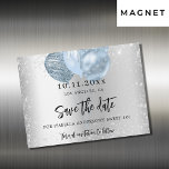 Convite Magnético Um doce ímã de 16 balões azuis prateados para salv<br><div class="desc">Uma cinta e moda Salve o cartão magnético Date para uma doce 16, 16 festa de aniversário. Um fundo com aspecto fino prateado decorado com pó falso prateado brilhante e balões azuis. Personalize e adicione uma data e nome/idade. O texto: Salvar a Data é gravado com um script de estilo...</div>