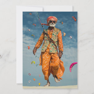 Convite Majestoso índio Kite Elder voando na praia