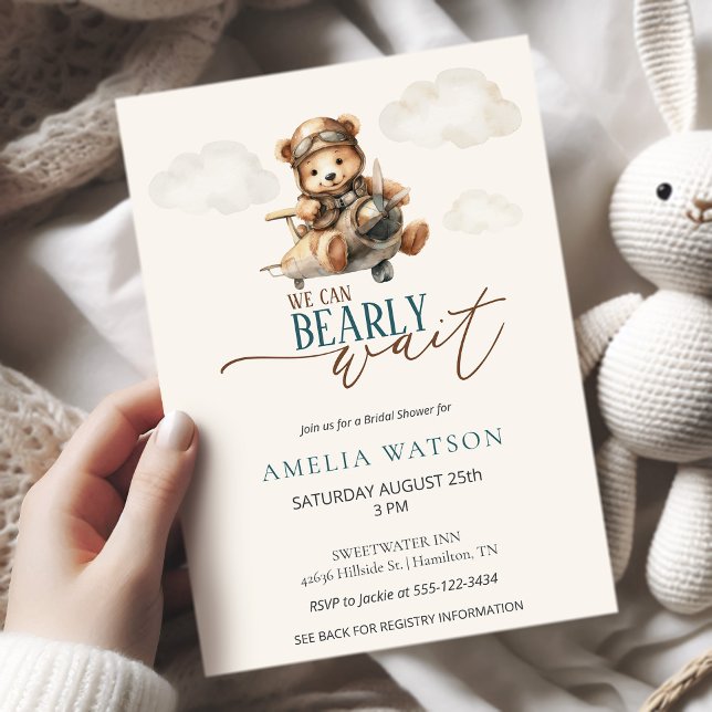 Convite Mal Podemos Esperar Urso de Pelúcia Avião Chá de B (We Can Bearly Wait Teddy Bear Airplane Baby Shower Invitation)