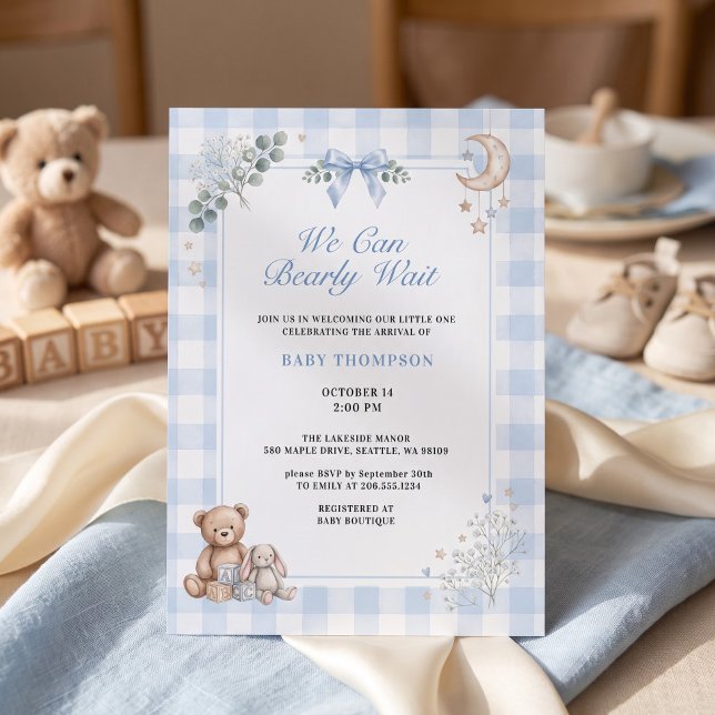 Convite Mal Podemos Esperar Urso de Xadrez Azul (We Can Bearly Wait Blue Gingham Teddy Bear Invitation)