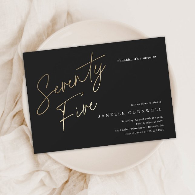 Convite Manuscrito Minimalista Preto e Dourado 75º Anivers (Modern gold script 75th birthday party invitations.)