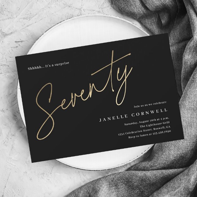 Convite Manuscrito mínimo preto e 70 Dourado aniversário (Modern gold script 70th birthday party invitations.)