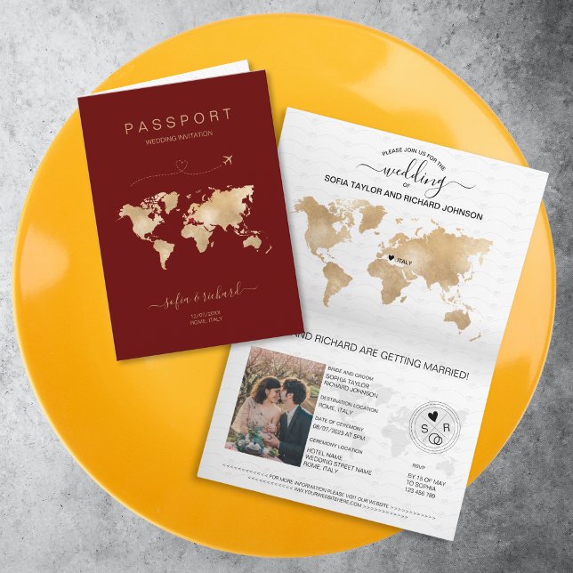 Convite Mapa Mundial de Passaporte de Destino de Casamento (burgundy passport wedding invitation with golden world map)