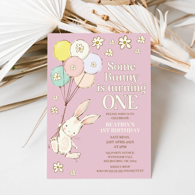 Convite Margarida Roxa Um Coelhinho Virando Um primeiro an (Modern some bunny is turning one 1st birthday invitation with balloons and daisies.)