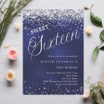 Convite Marinho azul de prata elegante Sweet 16<br><div class="desc">Um 16 convite moderno. Um fundo azul marinho,  incolor,  e a palavra dezesseis escrita com letras grandes. Decorado com falso confete prateado. Personalize e adicione um nome e detalhes da parte.</div>