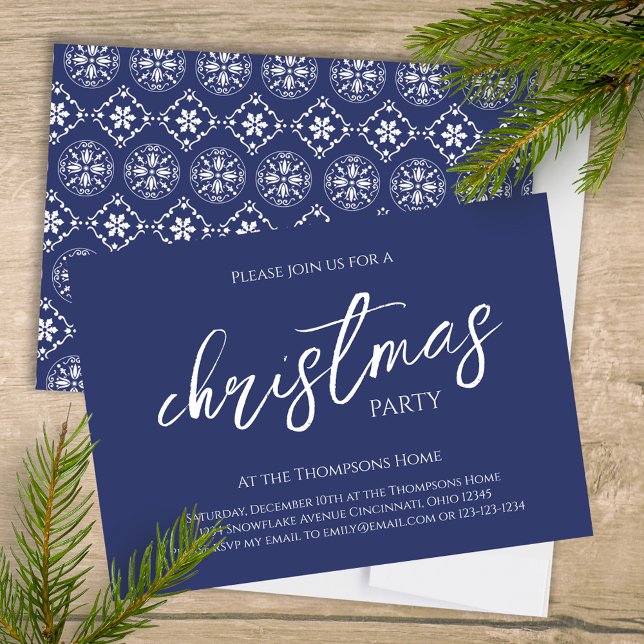 Convite Marinho Azul Festa de Natal Merry Personalizada (Christmas holiday party navy blue snowflake pattern and stylish calligraphy invitation. )