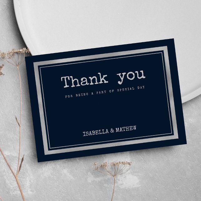 Convite Marinho azul máquina de escrever prata russa Obrig (Navy blue silver typewriter font rustic Thank You)