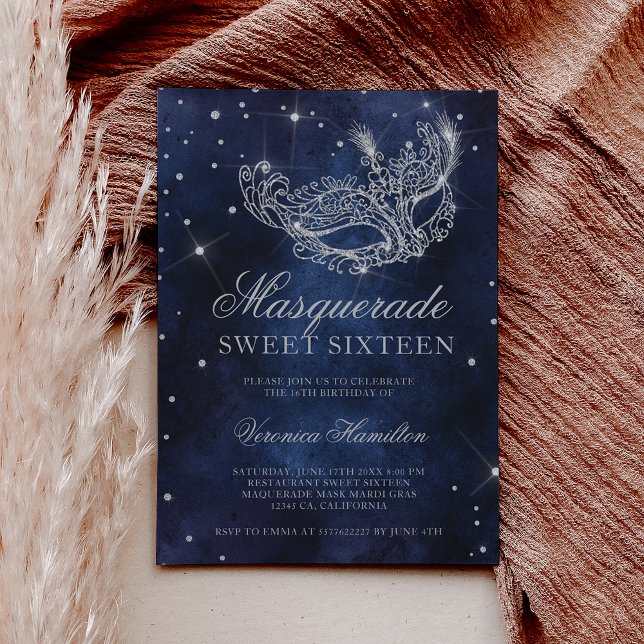 Convite Marinho azul mascarada da máscara de brilho pratea (Silver glitter masquerade mask navy blue Sweet 16 Invitation)