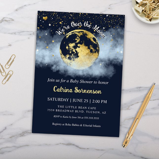 Convite Marinho Azul sobre o Chá de fraldas Dourado Celest (Elegant Blue and Gold Over the Moon and Stars Celestial Baby Shower Invitation)