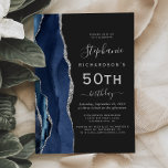 Convite Marinho Blue Silver Agate Dark 50th Festa de anive<br><div class="desc">A borda esquerda deste elegante convite de aniversário moderno apresenta uma marinho azul de aquarela agata borda aparada com cintilação falsa prateada. O texto personalizável combina a escrita manual de cinzas prateadas, fontes copperplate e itálico em um fundo preto de ardósia. O verso apresenta um design azul marinho e agate...</div>