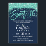 Convite Marinho chic Blue e Turquoise Dust Sweet 16<br><div class="desc">Este design de convite original e exclusivo do Sweet 16 apresenta poeira brilhante verde turquesa verde-densa moderna, cinzenta e cinzenta com tipografia de brilho de escova personalizada sobre um simples fundo azul marinho. Este convite elegante e glamouroso vai abater seus convidados e ser o elogio perfeito para a festa de...</div>