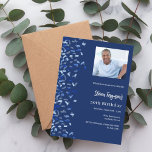 Convite Marinho de aniversário confetti<br><div class="desc">Um moderno,  elegante e convite. Um fundo azul marinho decorado com confete azul. Personalize e adicione fotos,  um nome e detalhes da festa. Texto branco.</div>