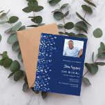 Convite Marinho de aniversário, foto azul confetti luxúria<br><div class="desc">Um moderno,  elegante e convite. Um fundo azul marinho decorado com confete azul. Personalize e adicione fotos,  um nome e detalhes da festa. Texto branco.</div>