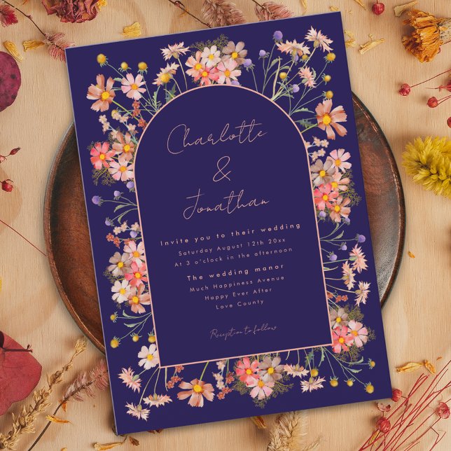 Convite Marinho de Arca Elegante de Flor Selvagem Casament (Wildflower arch navy blue terracotta burnt orange peach fall wedding invitation )